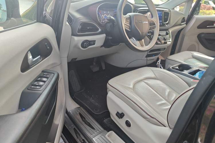 Used Chrysler Grand Voyager 2017 3.6L Premium Edition Driver Seat