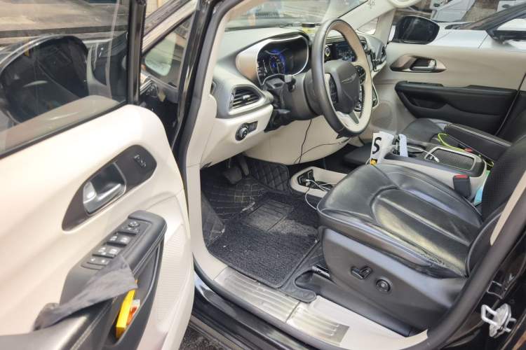 Used Chrysler Grand Voyager 2017 3.6L Premium Edition Driver Seat