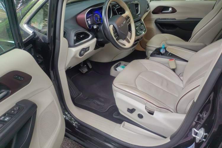 Used Chrysler Grand Voyager 2017 3.6L Premium Edition Driver Seat
