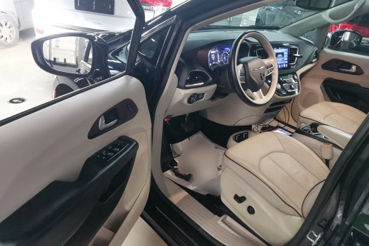 Used Chrysler Grand Voyager 2017 3.6L Premium Edition Driver Seat