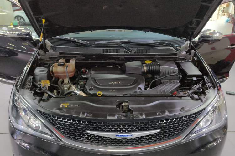 Used Chrysler Grand Voyager 2017 3.6L Premium Edition Engine Bay