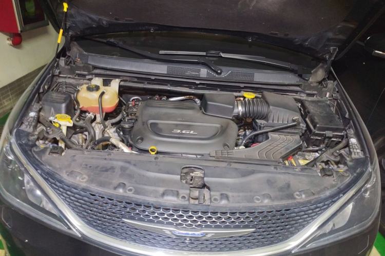 Used Chrysler Grand Voyager 2017 3.6L Premium Edition Engine Bay