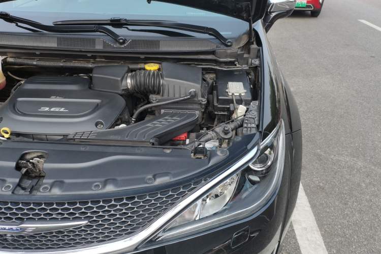 Used Chrysler Grand Voyager 2017 3.6L Premium Edition Engine Bay Left