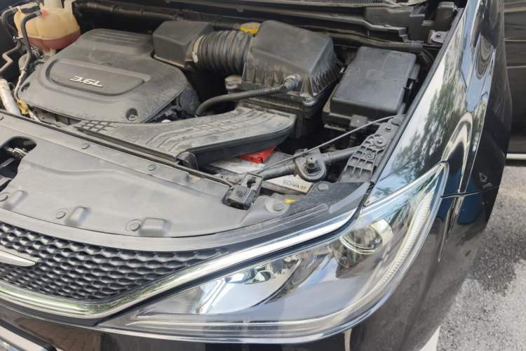 Used Chrysler Grand Voyager 2017 3.6L Premium Edition Engine Bay Left