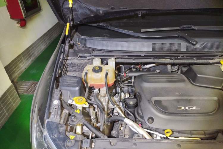 Used Chrysler Grand Voyager 2017 3.6L Premium Edition Engine Bay Right