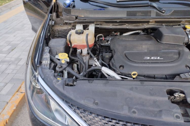 Used Chrysler Grand Voyager 2017 3.6L Premium Edition Engine Bay Right