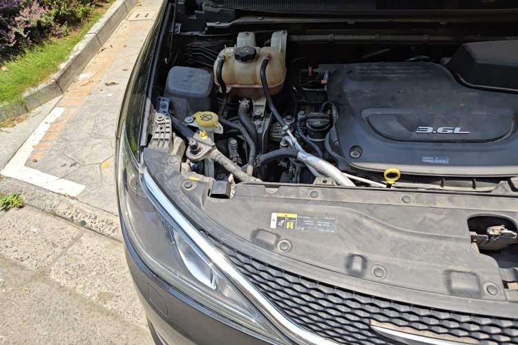 Used Chrysler Grand Voyager 2017 3.6L Premium Edition Engine Bay Right