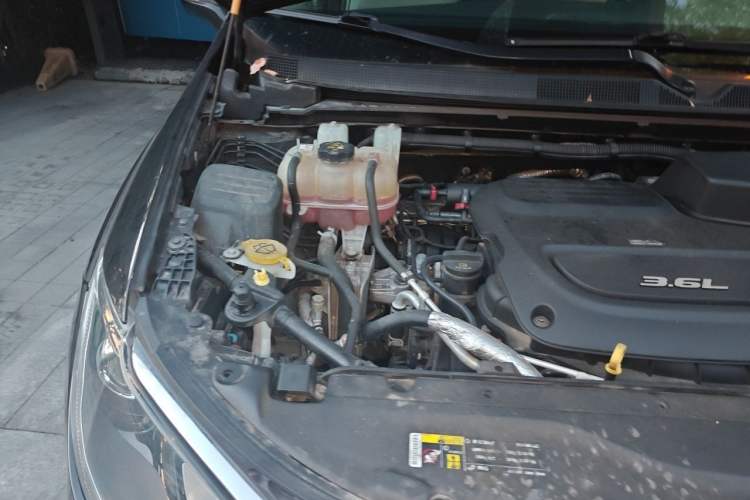 Used Chrysler Grand Voyager 2017 3.6L Premium Edition Engine Bay Right