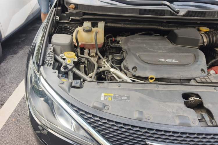 Used Chrysler Grand Voyager 2017 3.6L Premium Edition Engine Bay Right