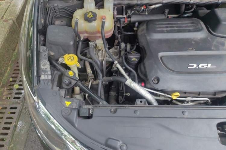 Used Chrysler Grand Voyager 2017 3.6L Premium Edition Engine Bay Right