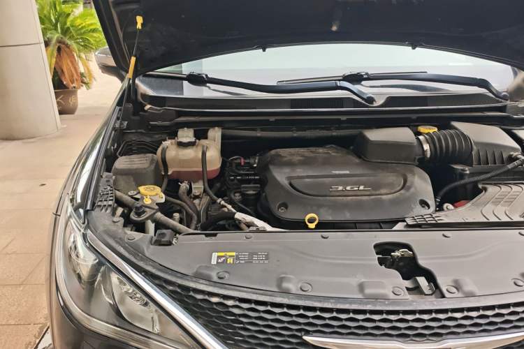 Used Chrysler Grand Voyager 2017 3.6L Premium Edition Engine Bay Right