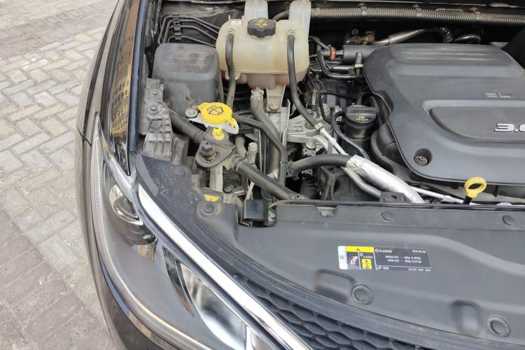 Used Chrysler Grand Voyager 2017 3.6L Premium Edition Engine Bay Right