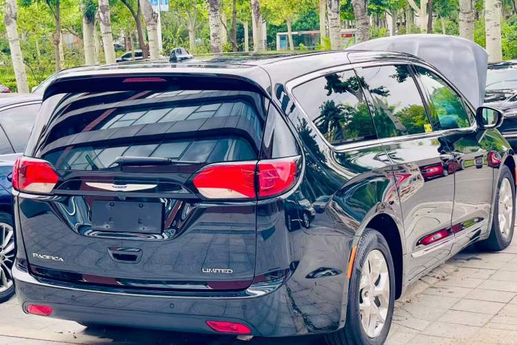 Used Chrysler Grand Voyager 2017 3.6L Premium Edition Exterior 2