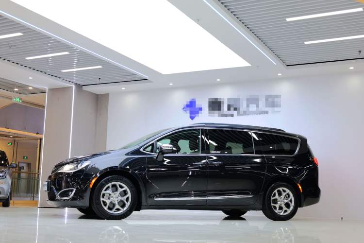 Used Chrysler Grand Voyager 2017 3.6L Premium Edition Exterior 2