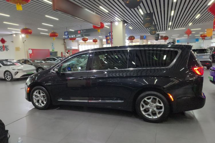 Used Chrysler Grand Voyager 2017 3.6L Premium Edition Exterior 3