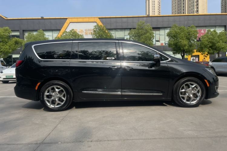 Used Chrysler Grand Voyager 2017 3.6L Premium Edition Exterior 3