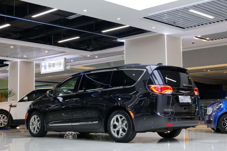 Used Chrysler Grand Voyager 2017 3.6L Premium Edition Exterior 3