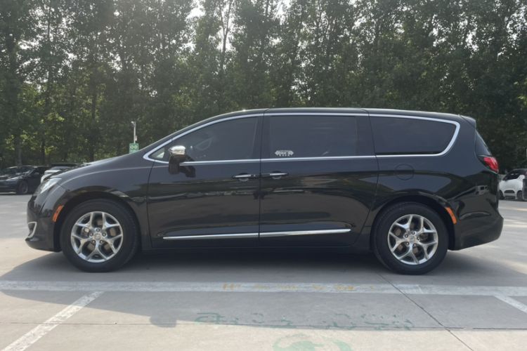 Used Chrysler Grand Voyager 2017 3.6L Premium Edition Exterior 4