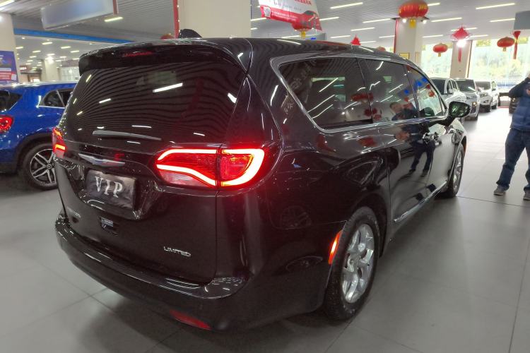 Used Chrysler Grand Voyager 2017 3.6L Premium Edition Exterior 5