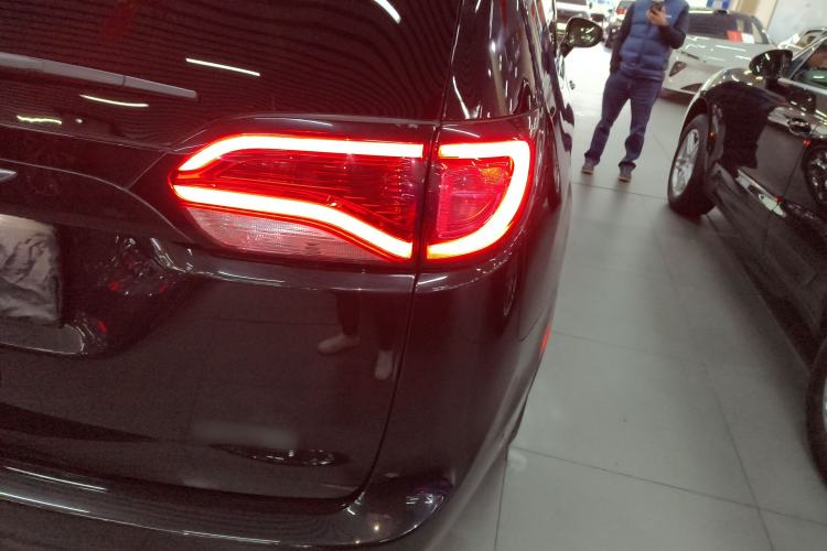 Used Chrysler Grand Voyager 2017 3.6L Premium Edition Exterior 6