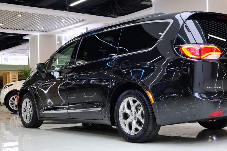 Used Chrysler Grand Voyager 2017 3.6L Premium Edition Exterior 7