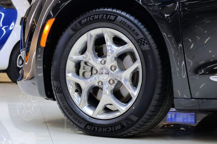 Used Chrysler Grand Voyager 2017 3.6L Premium Edition Exterior 8