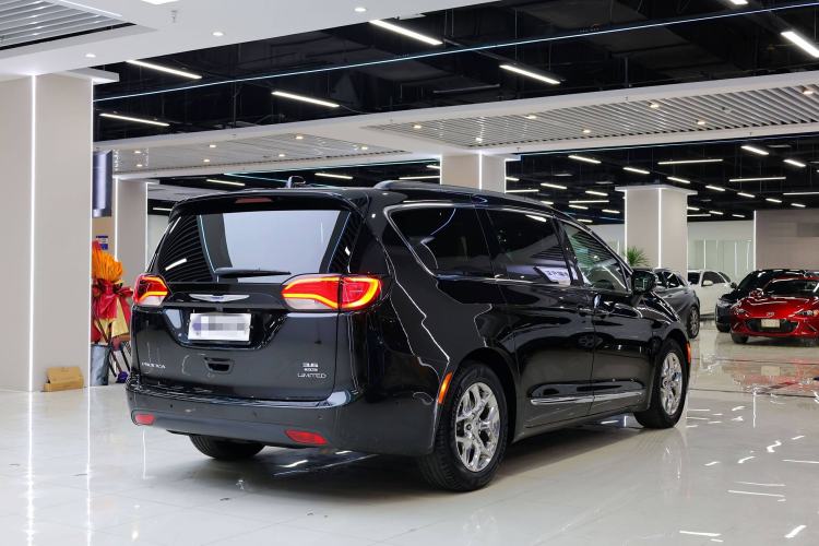 Used Chrysler Grand Voyager 2017 3.6L Premium Edition Exterior 9