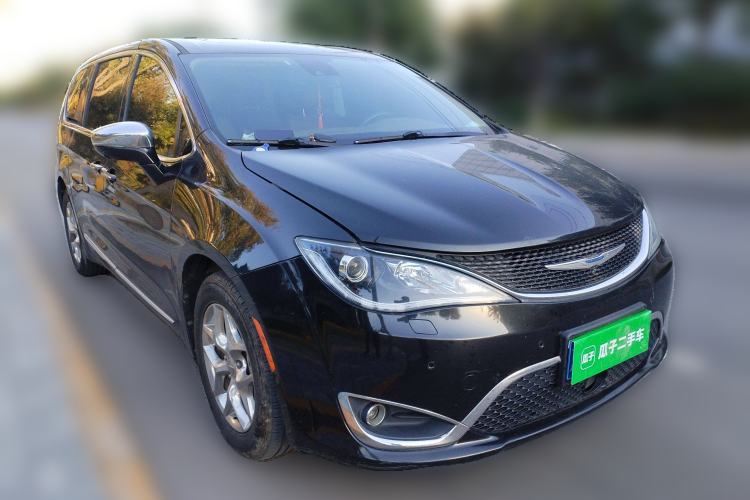 Used Chrysler Grand Voyager 2017 3.6L Premium Edition Front Right 45 Deg