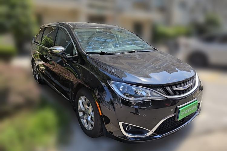 Used Chrysler Grand Voyager 2017 3.6L Premium Edition Front Right 45 Deg