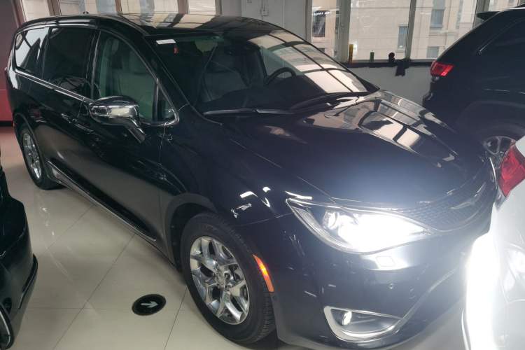 Used Chrysler Grand Voyager 2017 3.6L Premium Edition Front Right 45 Deg