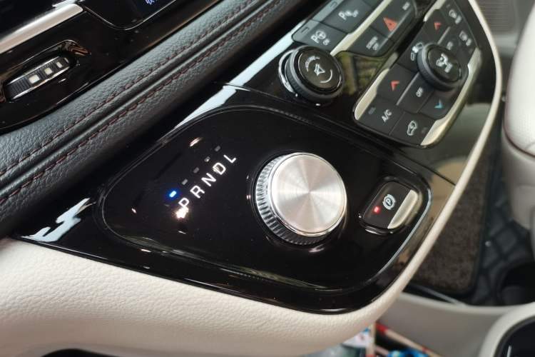 Used Chrysler Grand Voyager 2017 3.6L Premium Edition Gear Lever
