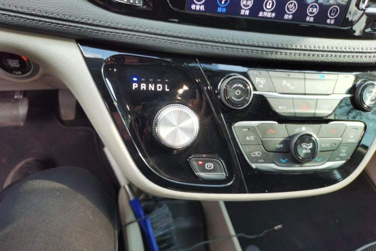 Used Chrysler Grand Voyager 2017 3.6L Premium Edition Gear Lever