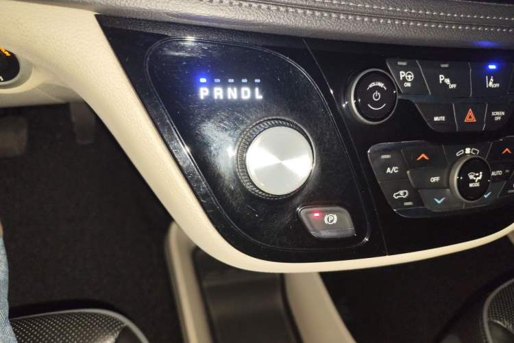 Used Chrysler Grand Voyager 2017 3.6L Premium Edition Gear Lever