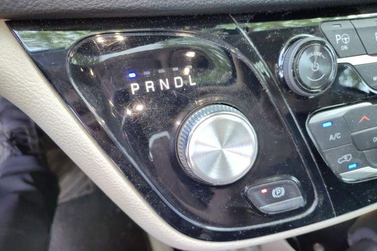 Used Chrysler Grand Voyager 2017 3.6L Premium Edition Gear Lever