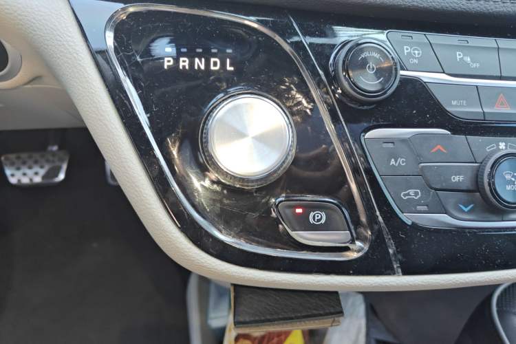 Used Chrysler Grand Voyager 2017 3.6L Premium Edition Gear Lever