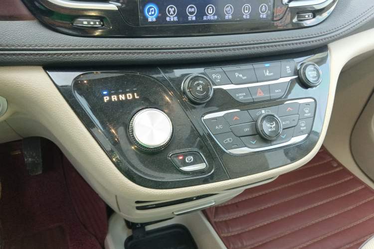 Used Chrysler Grand Voyager 2017 3.6L Premium Edition Gear Lever