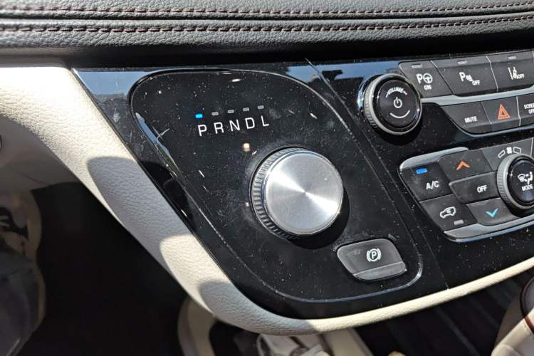 Used Chrysler Grand Voyager 2017 3.6L Premium Edition Gear Lever