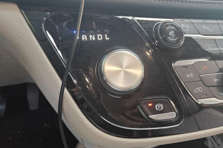 Used Chrysler Grand Voyager 2017 3.6L Premium Edition Gear Lever