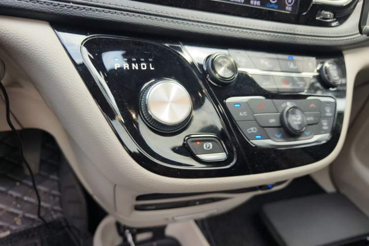 Used Chrysler Grand Voyager 2017 3.6L Premium Edition Gear Lever