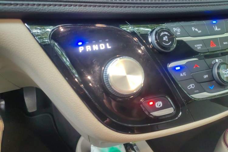 Used Chrysler Grand Voyager 2017 3.6L Premium Edition Gear Lever