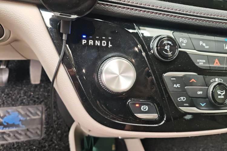 Used Chrysler Grand Voyager 2017 3.6L Premium Edition Gear Lever