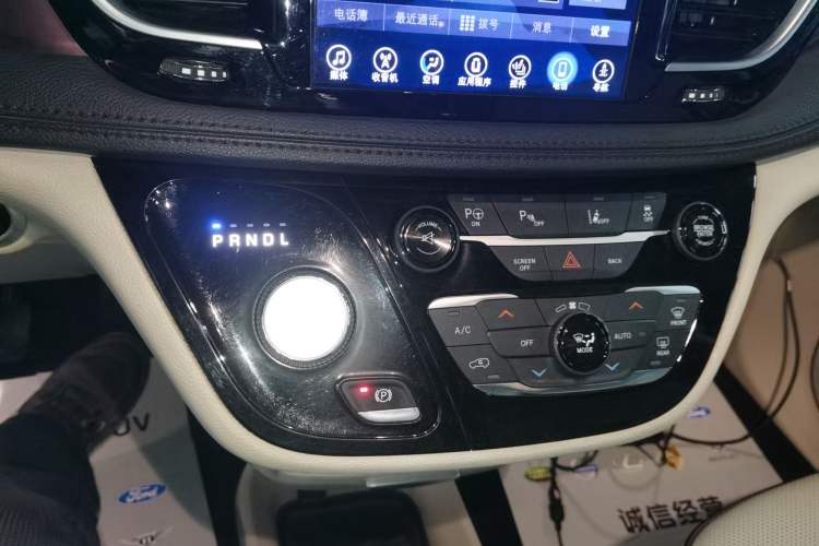 Used Chrysler Grand Voyager 2017 3.6L Premium Edition Gear Lever