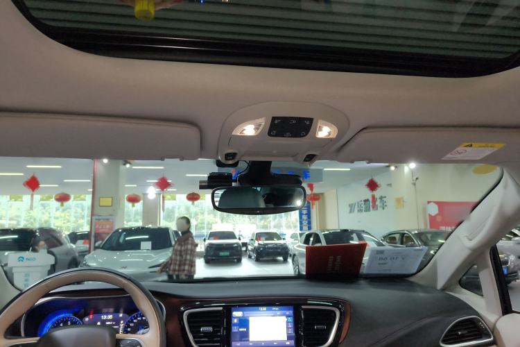 Used Chrysler Grand Voyager 2017 3.6L Premium Edition Headliner