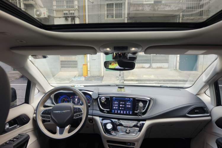 Used Chrysler Grand Voyager 2017 3.6L Premium Edition Headliner
