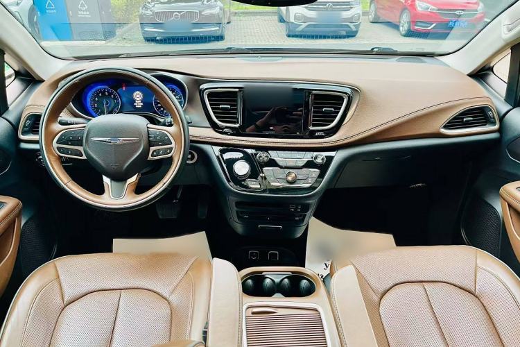 Used Chrysler Grand Voyager 2017 3.6L Premium Edition Interior 1