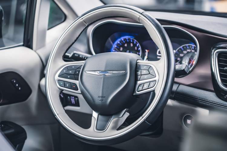 Used Chrysler Grand Voyager 2017 3.6L Premium Edition Interior 1
