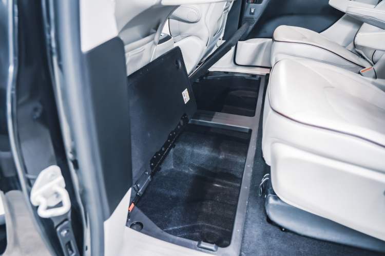 Used Chrysler Grand Voyager 2017 3.6L Premium Edition Interior 11