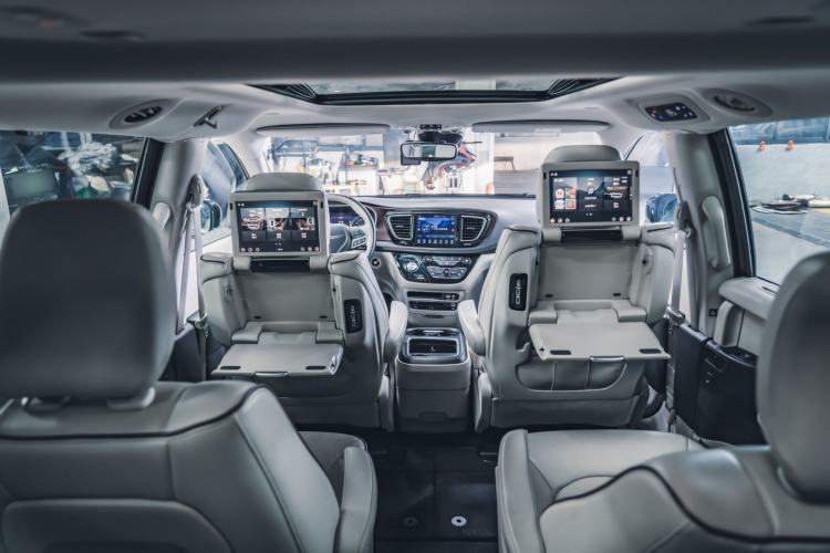 Used Chrysler Grand Voyager 2017 3.6L Premium Edition Interior 12