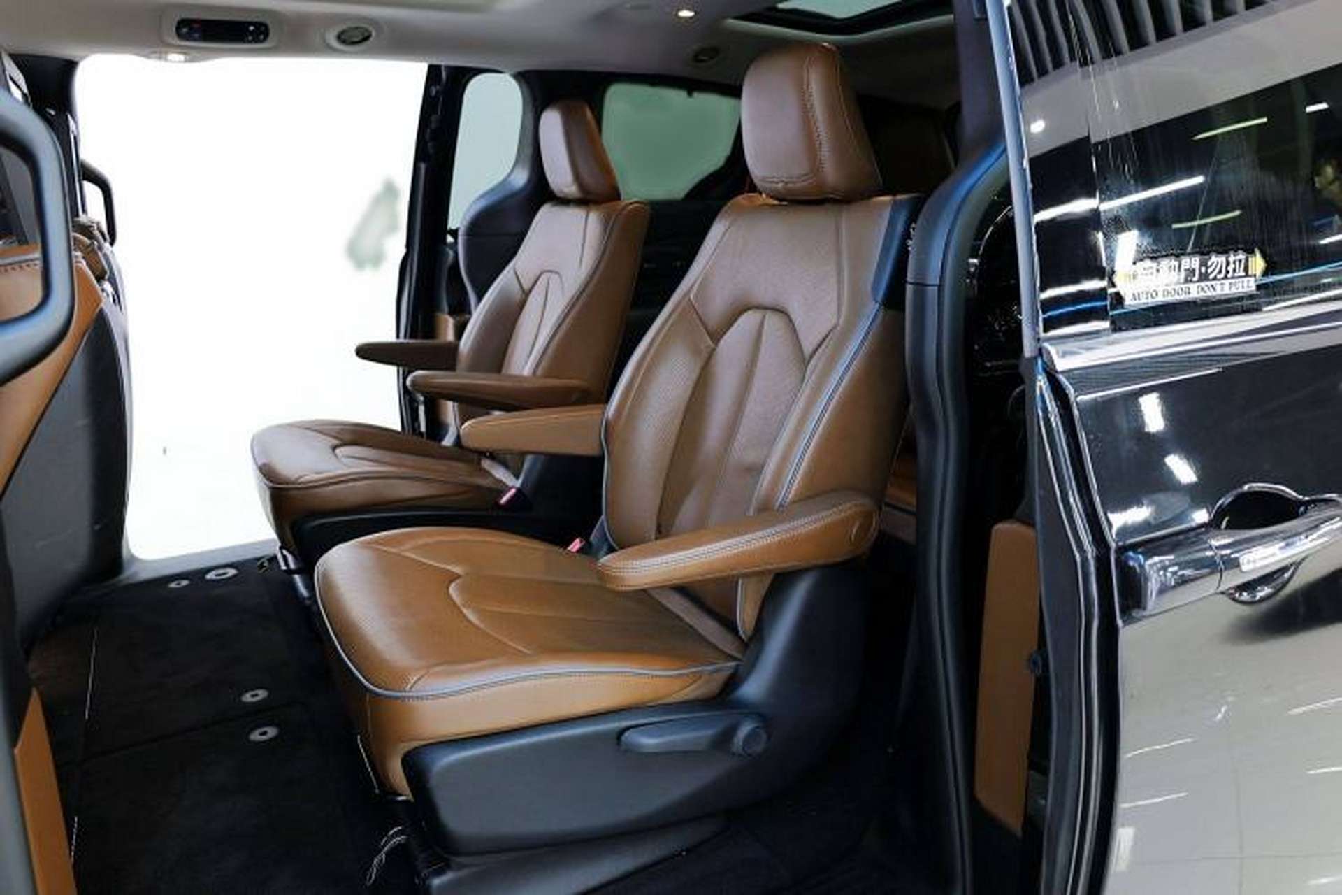 Used Chrysler Grand Voyager 2017 3.6L Premium Edition Interior 12