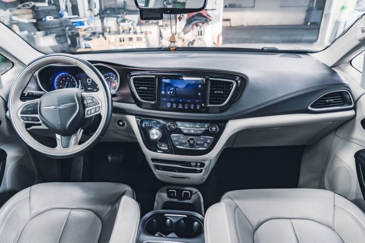 Used Chrysler Grand Voyager 2017 3.6L Premium Edition Interior 13
